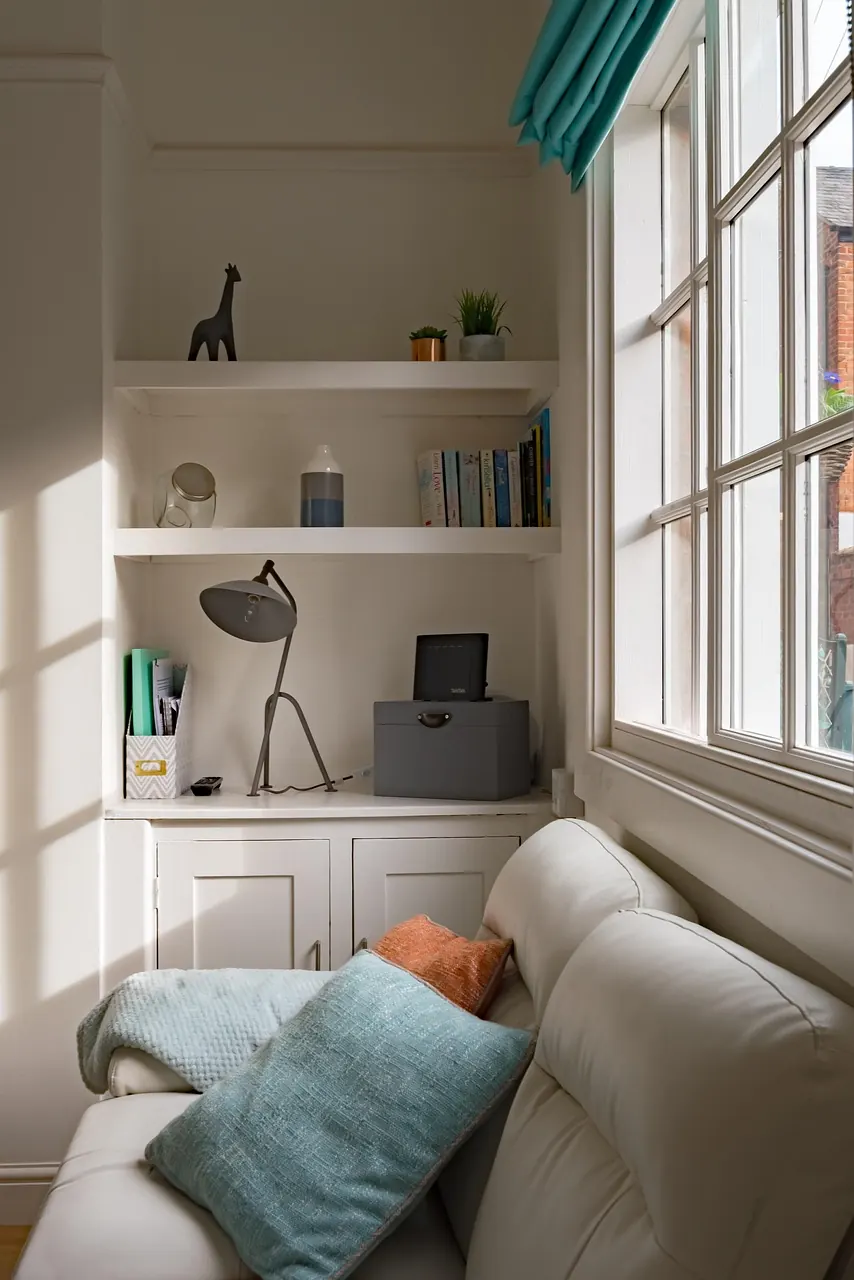 Gemütliche Leseecke in einer vermieteten Wohnung mit Sofa und Bücherregal