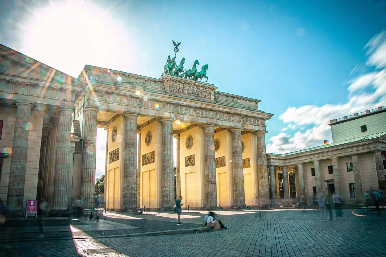 Das Brandenburger Tor in Berlin bei Sonnenschein
