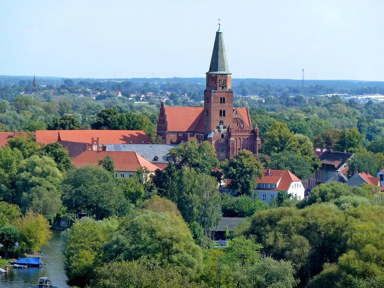 Blick über die Havel auf den Dom St. Peter und Paul in Brandenburg an der Havel