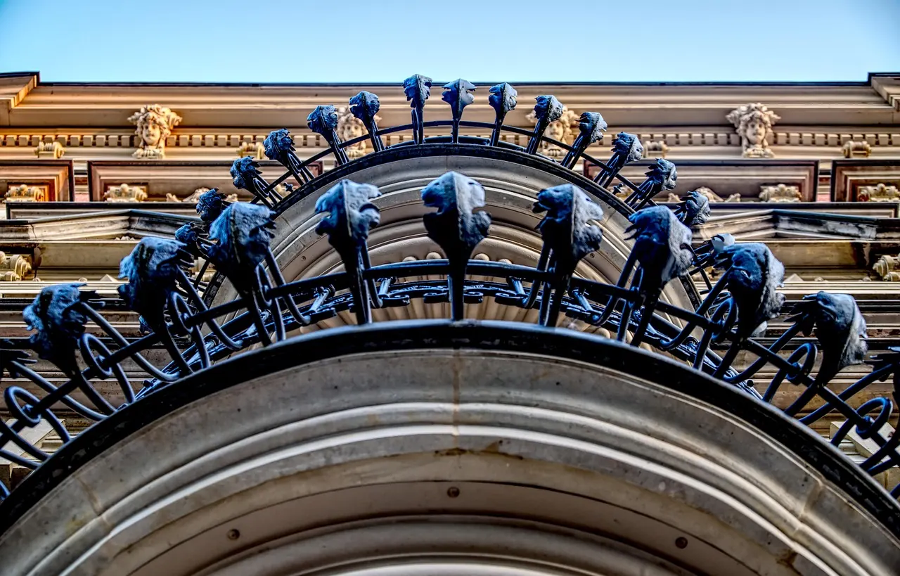 Historische Fassadendetails eines Gründerzeit-Altbaus mit schmiedeeisernem Balkongitter